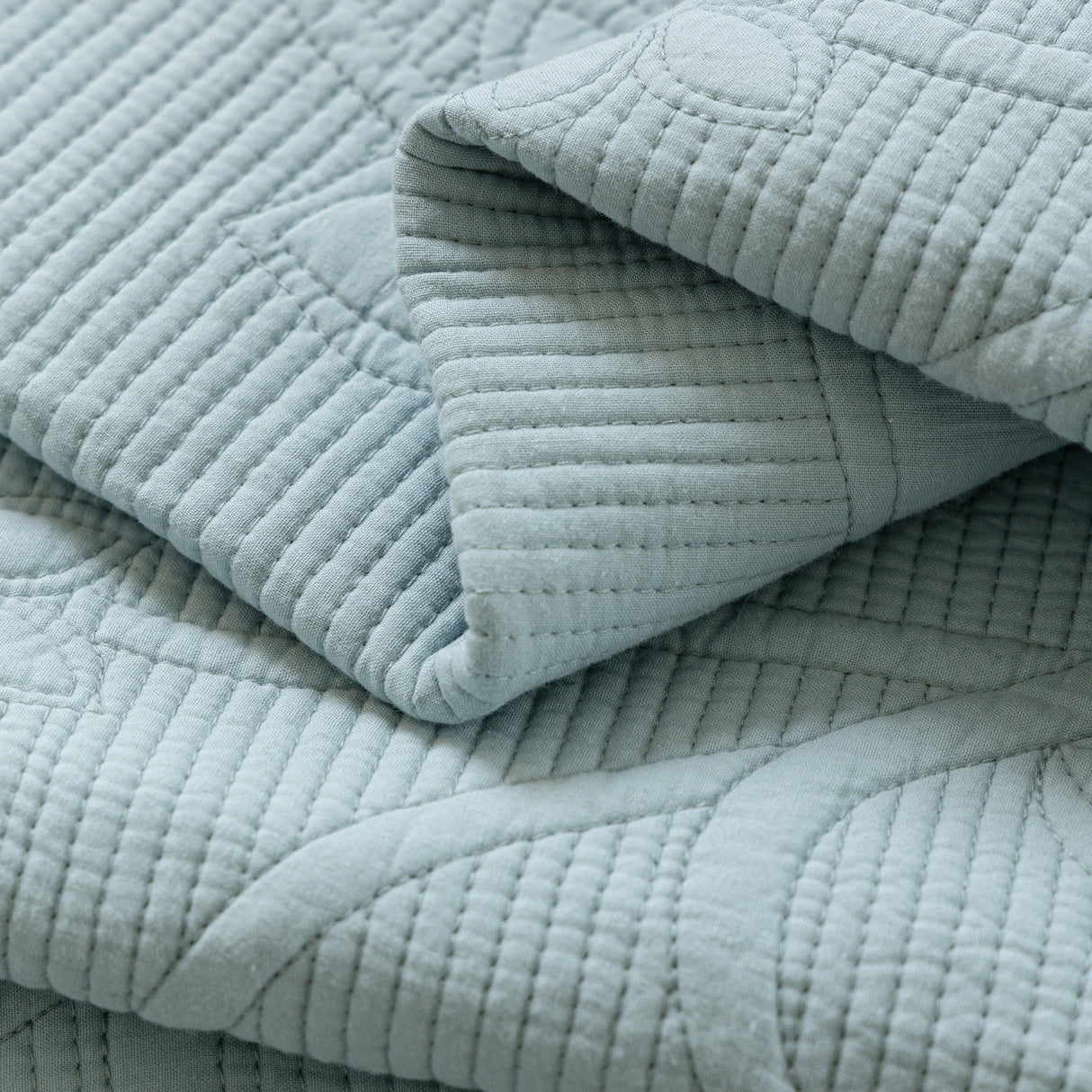 Floral Cotton Quilted Sofa Cover, Non-Slip Couch Protector with Scalloped Edges