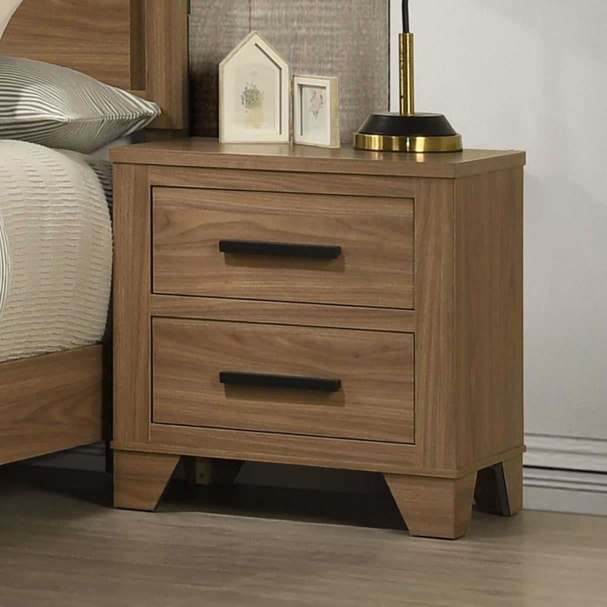 Walnut / Chestnut 3pc Queen Size Bedroom Set with Nightstands