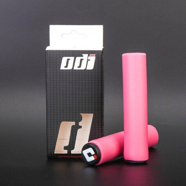 2PCS Silicone Bicycle Handlebar Grips Anti-Slip Shock-Asorbing Mountain Bike Handlebar Grip Silica Gel Super Light Anti-Skid Shock-Proof Handle Bar Locking Grips Cycling Grips