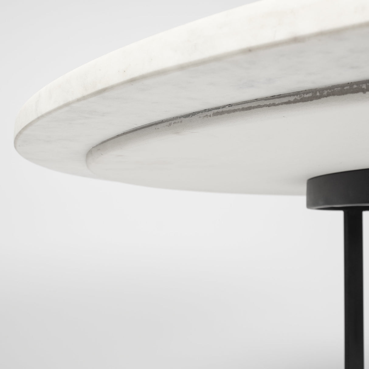 48" White And Black Rounded Marble And Metal Pedestal Base Dining Table