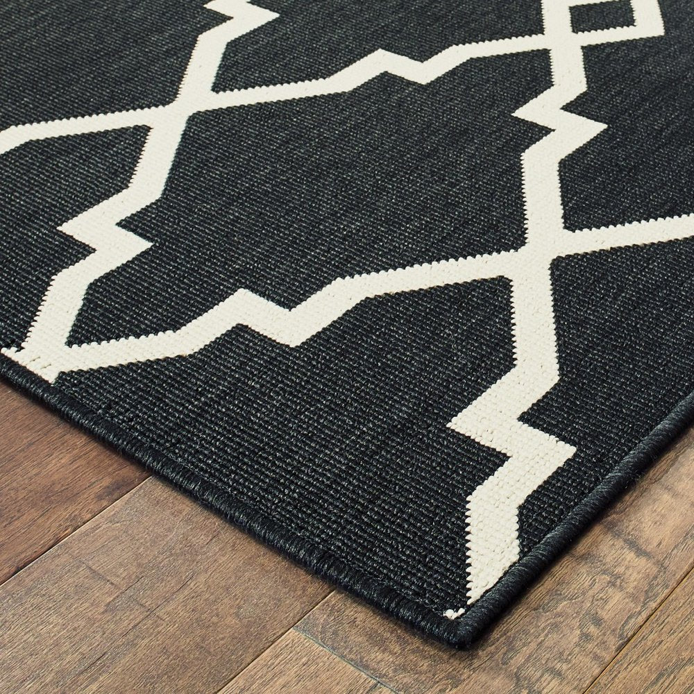 8' Black And Ivory Indoor Outdoor Runner Rug