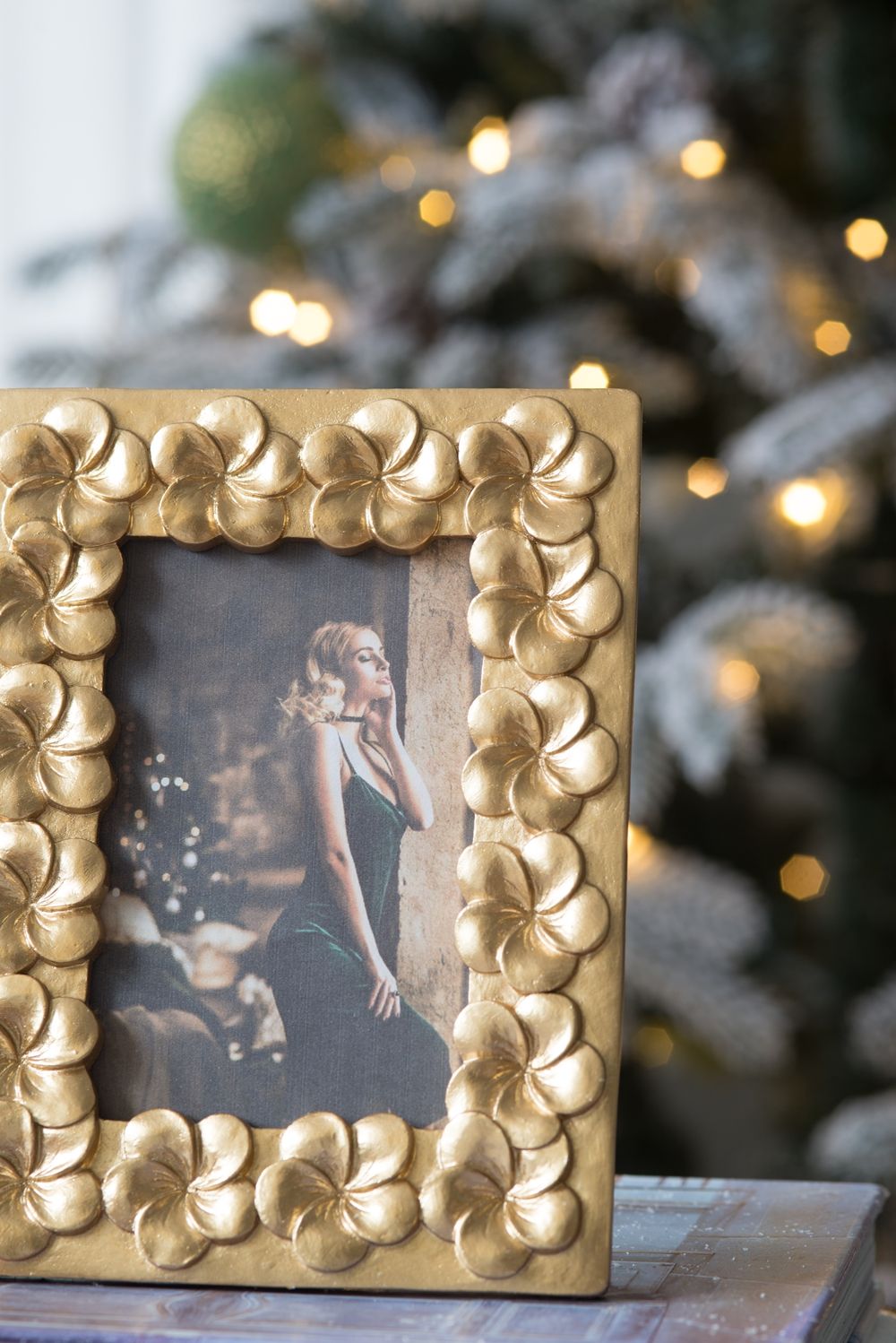 Vintage Photo Frame & Flower Design by Couch.com