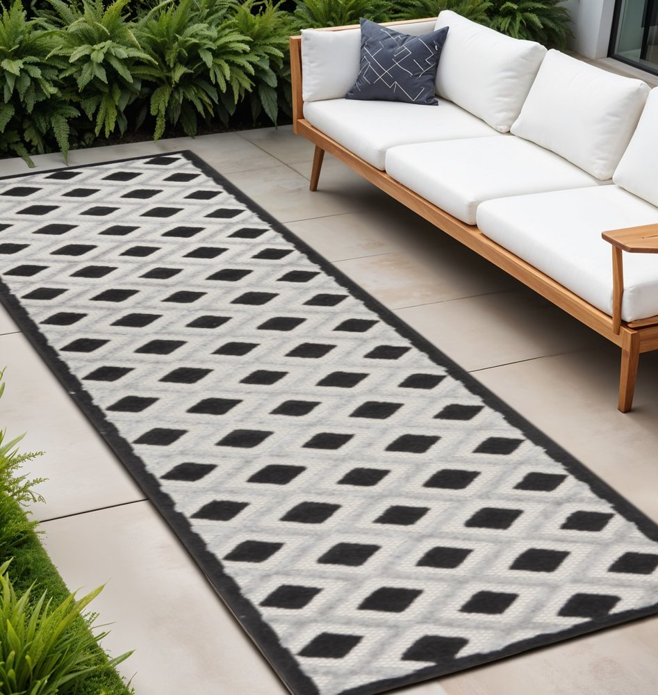 10' Black And White Indoor Outdoor Runner Rug