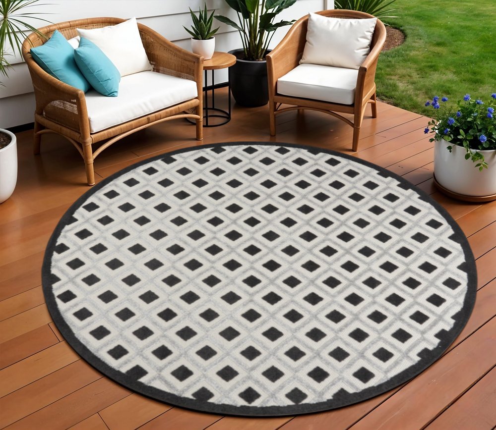 8' X 8' Black And White Round Indoor Outdoor Area Rug