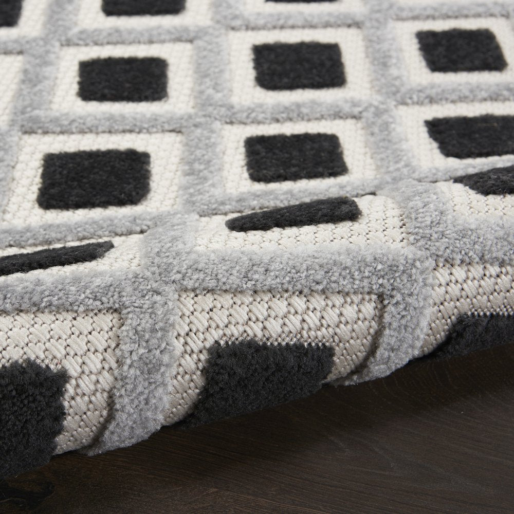 8' X 8' Black And White Round Indoor Outdoor Area Rug