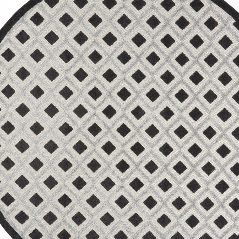 8' X 8' Black And White Round Indoor Outdoor Area Rug