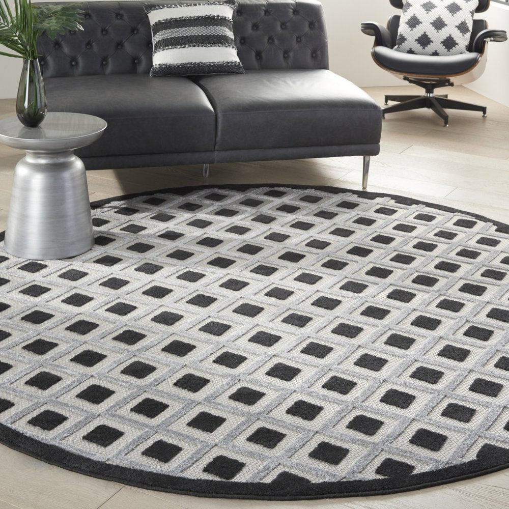 8' X 8' Black And White Round Indoor Outdoor Area Rug