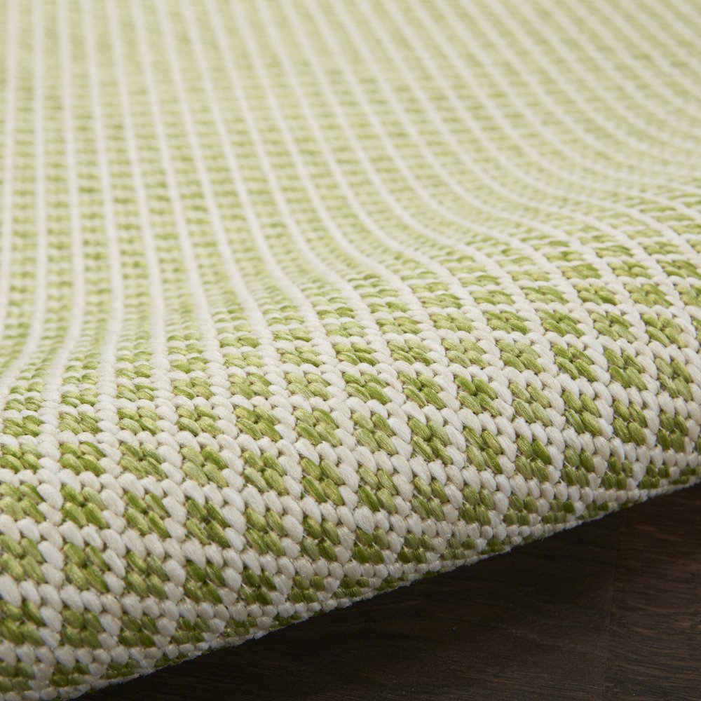 7' X 10' Green And Ivory Indoor Outdoor Area Rug