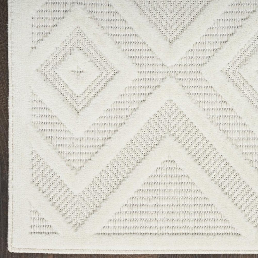 7' X 10' Ivory And White Indoor Outdoor Area Rug