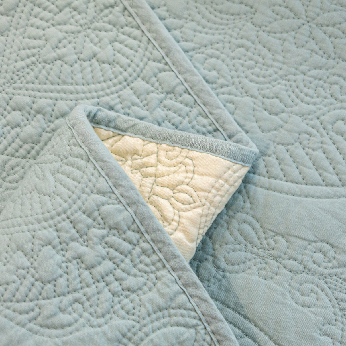 Baroque Sofa Cover – Quilted Cotton, Non-Slip, Washable with Ornate Embroidery