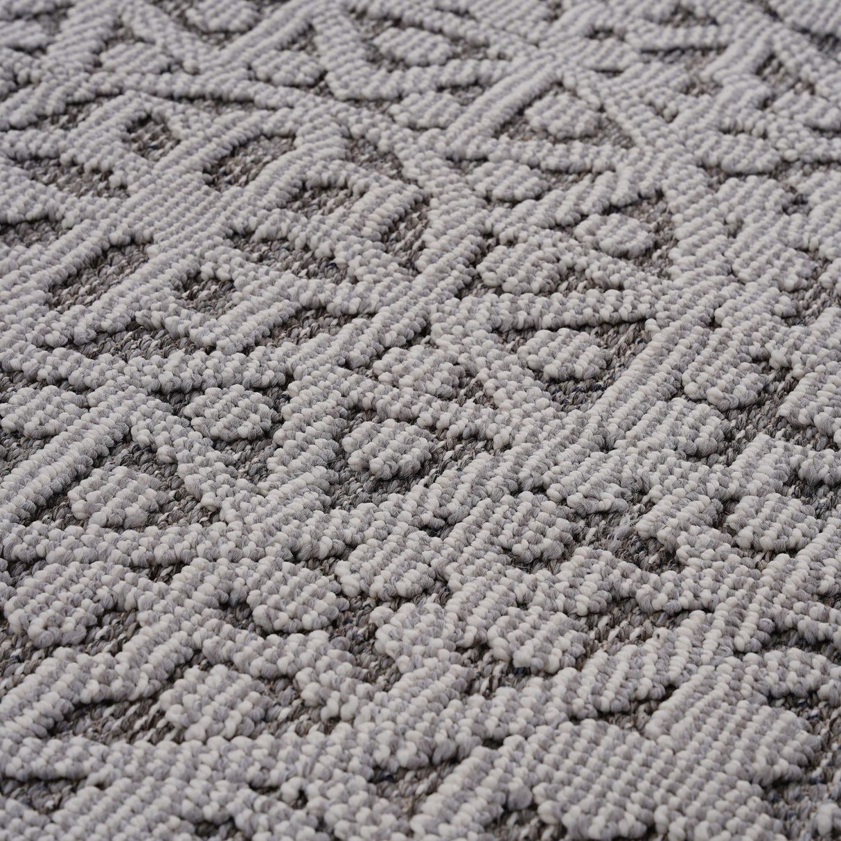 Guros - 8' X 10' Medallion Indoor / Outdoor Area Rug - Gray / White