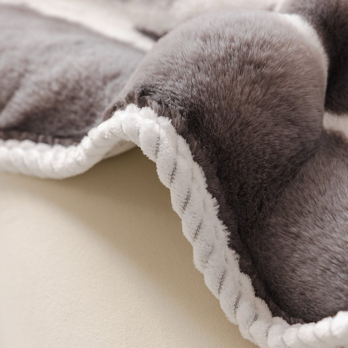 Ultra Soft Faux Fur Couch Cover – Large, Fluffy, and Elegant Sofa Throw Blanket