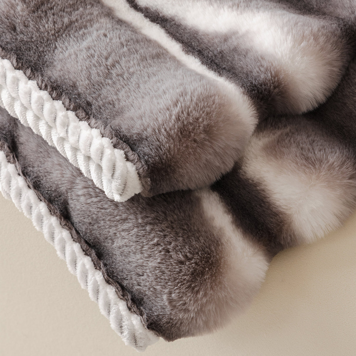 Ultra Soft Faux Fur Couch Cover – Large, Fluffy, and Elegant Sofa Throw Blanket