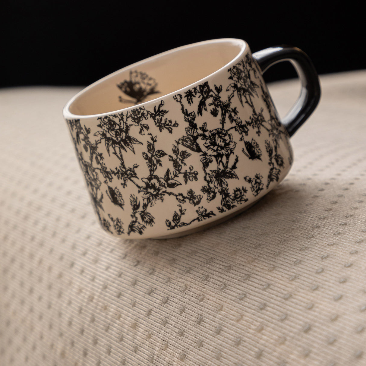 Textured Sofa Seat Cover with Wave Edge – Non-Slip, Washable Couch Throw Protector