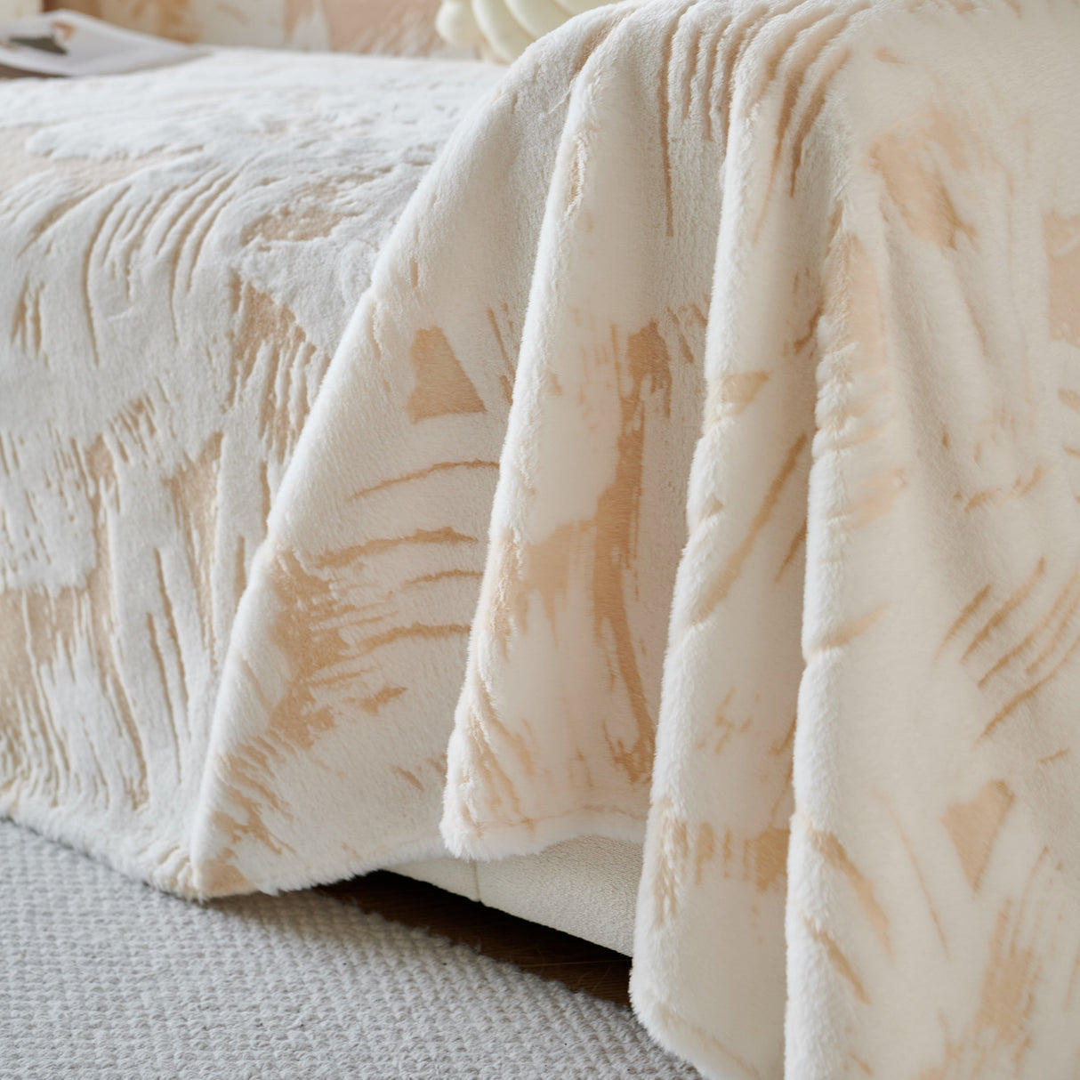 Plush Faux Fur Warm Sofa Cover with Waves Jacquard Textured Throw Blankets for Couch