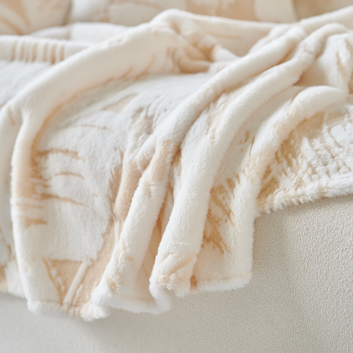 Plush Faux Fur Warm Sofa Cover with Waves Jacquard Textured Throw Blankets for Couch