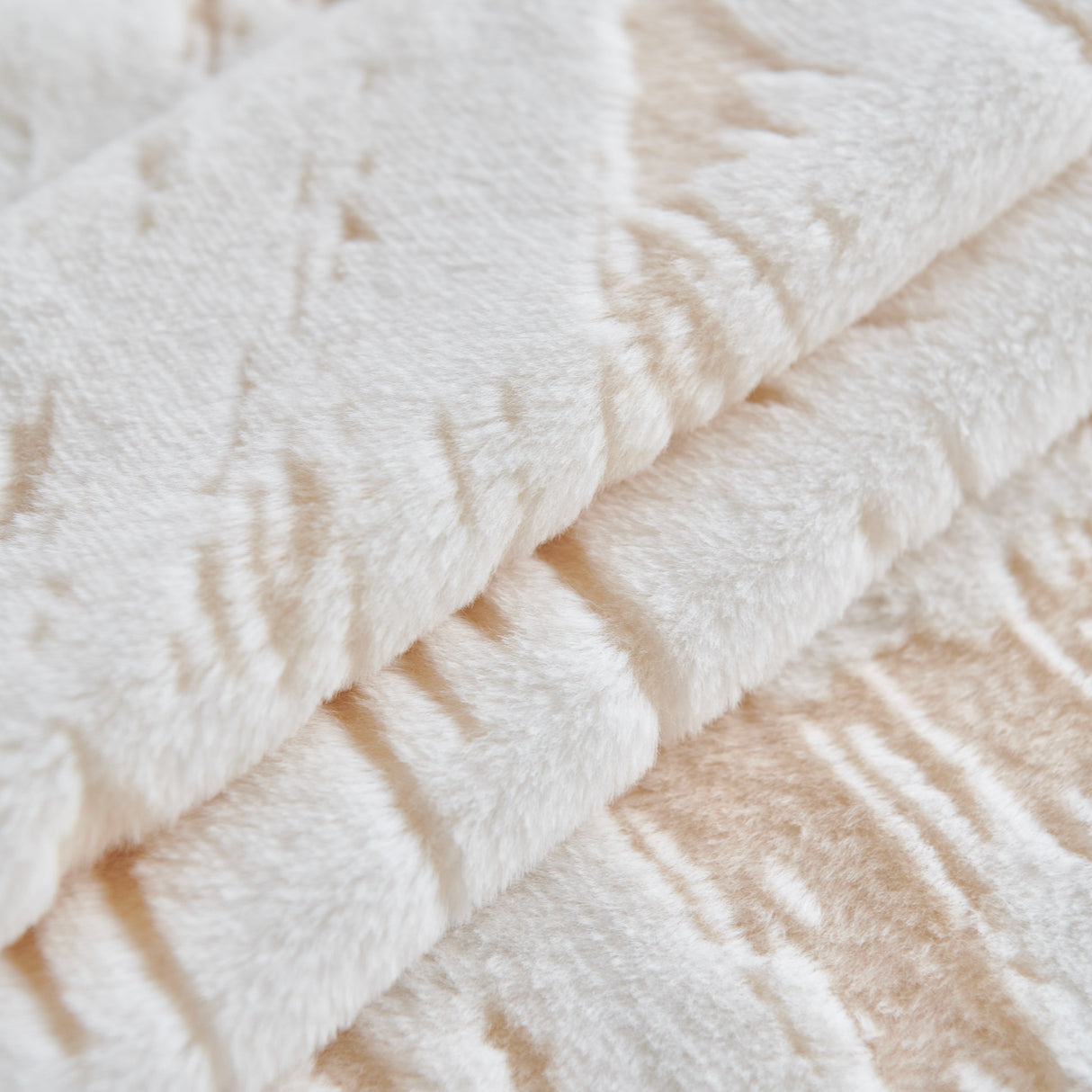 Plush Faux Fur Warm Sofa Cover with Waves Jacquard Textured Throw Blankets for Couch