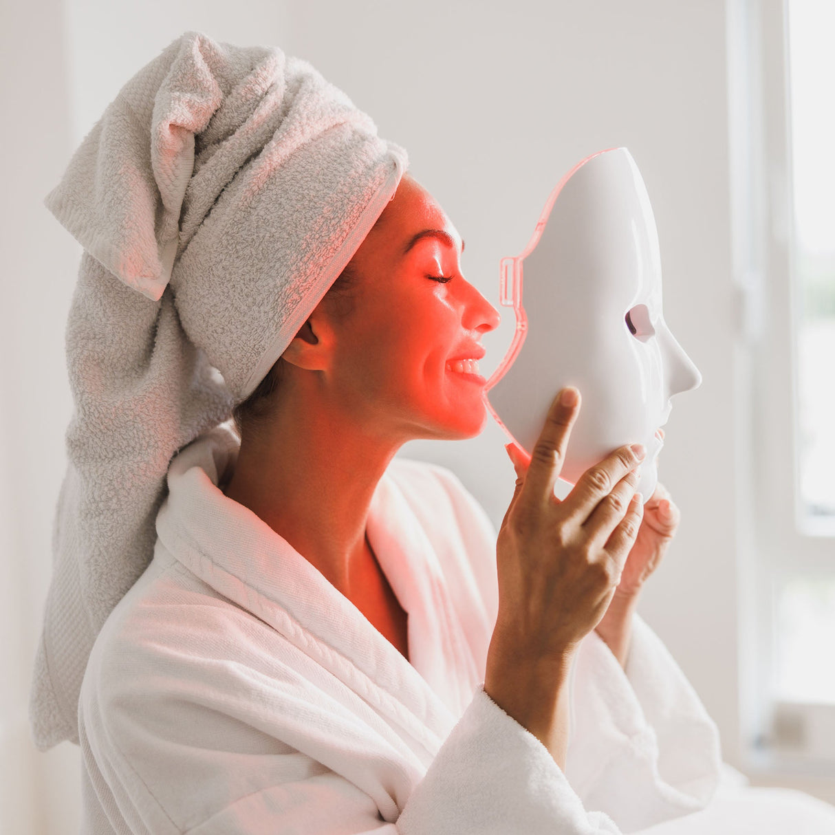 Pursonic Complete LED Skincare Therapy Bundle: Neckplate, 7-in-1 Light Therapy Wand & 7-in-1 Face Mask by Pursonic