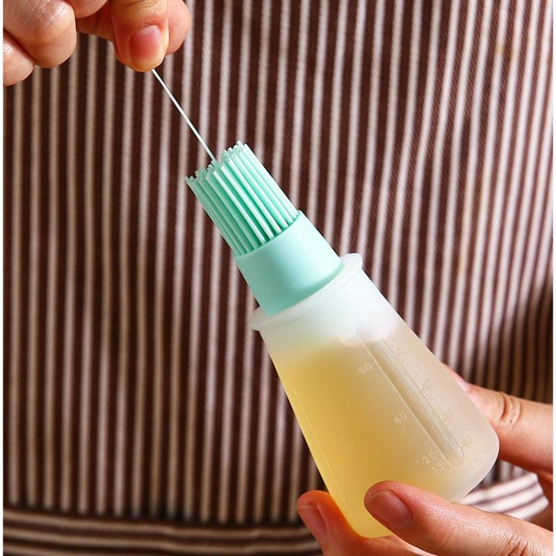 Barbecue Oil Brush Oil Dispenser with Brush High Temperature Resistant Silicone Seasoning Bottle Brush Kitchen Baking Gadgets Barbecue Oil Brush Portable Oil Brush Temperature Resistant Silicone Oil Brush