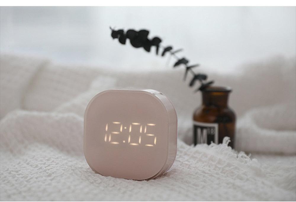 Electronic Square Silent Bedside Alarm Clock Intelligent Temperature Sensing Magnetic Attraction Desk Clock Mini Battery Operated Alarm Clock Home Decor
