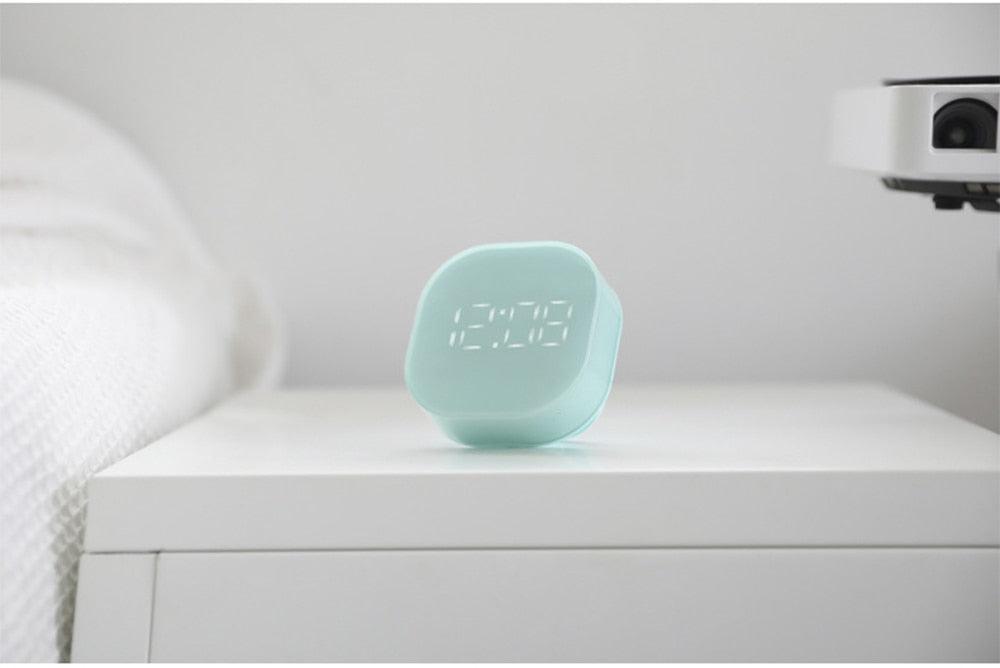 Electronic Square Silent Bedside Alarm Clock Intelligent Temperature Sensing Magnetic Attraction Desk Clock Mini Battery Operated Alarm Clock Home Decor
