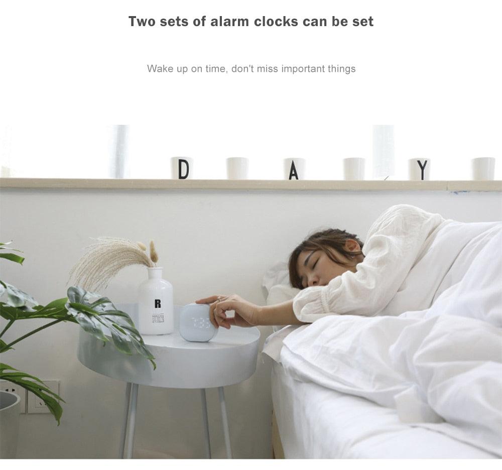 Electronic Square Silent Bedside Alarm Clock Intelligent Temperature Sensing Magnetic Attraction Desk Clock Mini Battery Operated Alarm Clock Home Decor