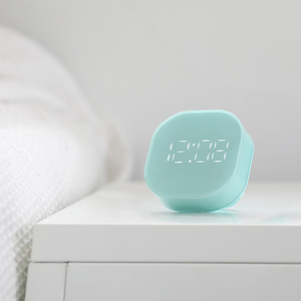 Electronic Square Silent Bedside Alarm Clock Intelligent Temperature Sensing Magnetic Attraction Desk Clock Mini Battery Operated Alarm Clock Home Decor