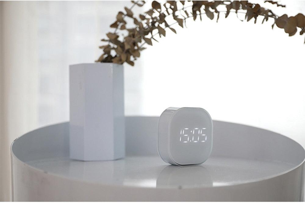 Electronic Square Silent Bedside Alarm Clock Intelligent Temperature Sensing Magnetic Attraction Desk Clock Mini Battery Operated Alarm Clock Home Decor