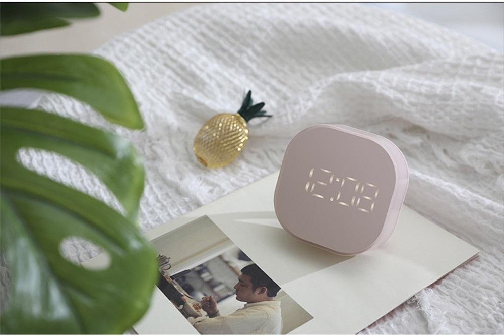 Electronic Square Silent Bedside Alarm Clock Intelligent Temperature Sensing Magnetic Attraction Desk Clock Mini Battery Operated Alarm Clock Home Decor