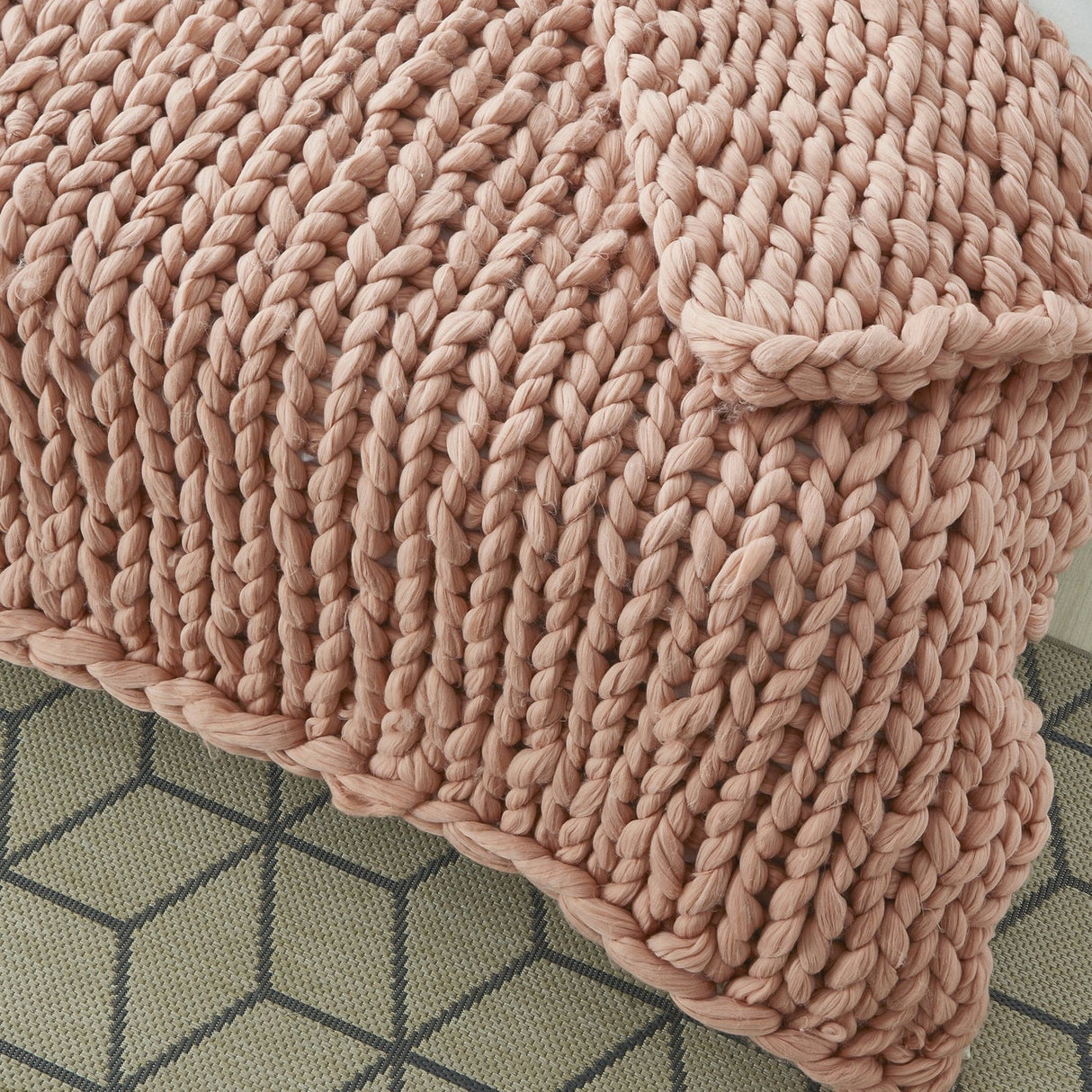 Yanis Chunky Knit Throw