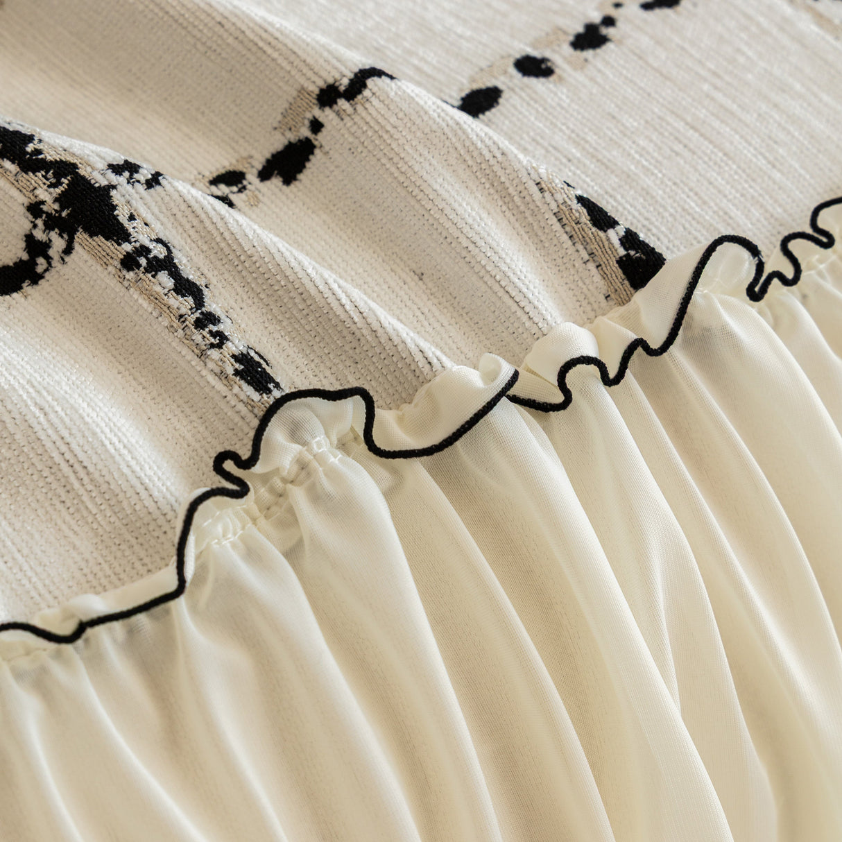 Grid Sofa Cover with Ruffle Skirt – Soft, Decorative, Full-Cover Couch Protector