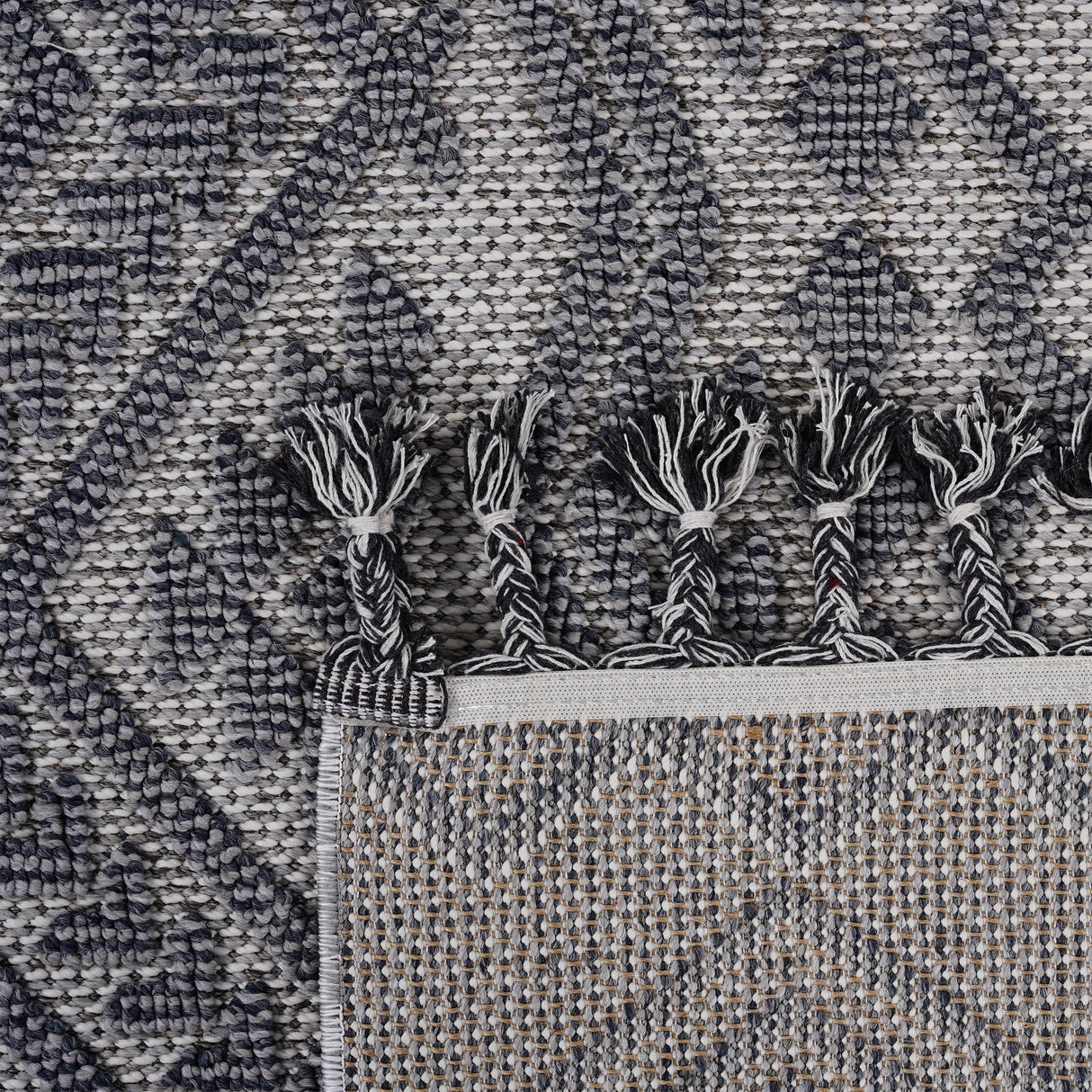 Guros - Trendy Traditional Indoor / Outdoor Rug by Couch.com