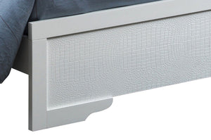 Chic Elegantly Designed Transitional Bed by Couch.com