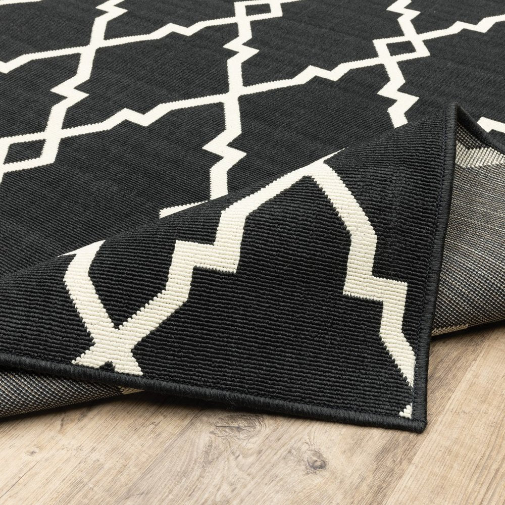 8' X 11' Black And Ivory Indoor Outdoor Area Rug