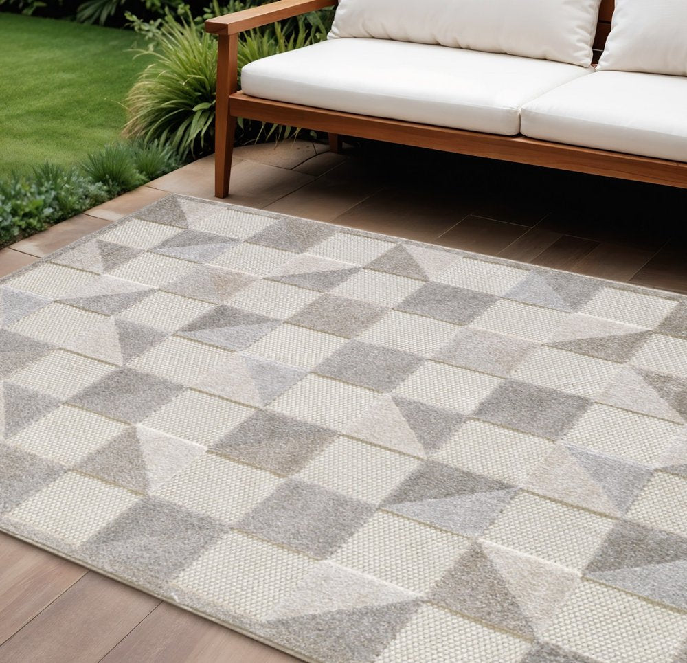 7' X 9' Gray Geometric Stain Resistant Indoor Outdoor Area Rug