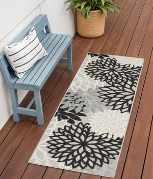 6' Black And White Indoor Outdoor Runner Rug