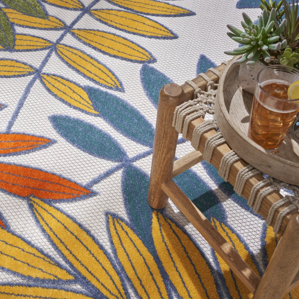 8' X 8' Ivory And Blue Round Indoor Outdoor Area Rug