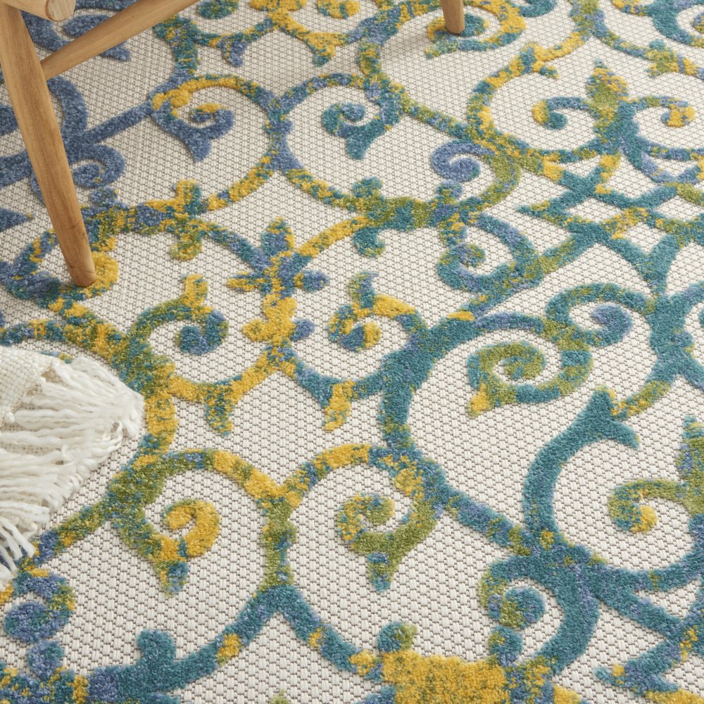 8' X 8' Ivory And Blue Round Indoor Outdoor Area Rug