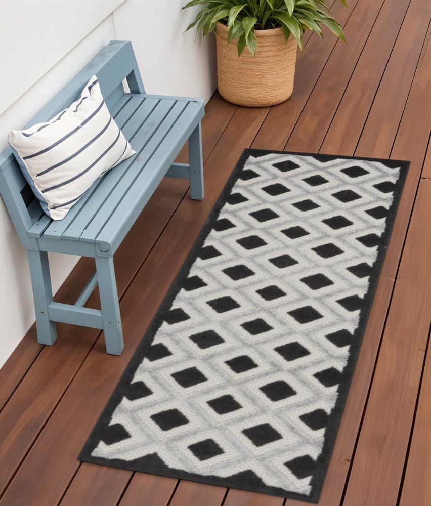 6' Black And White Indoor Outdoor Runner Rug
