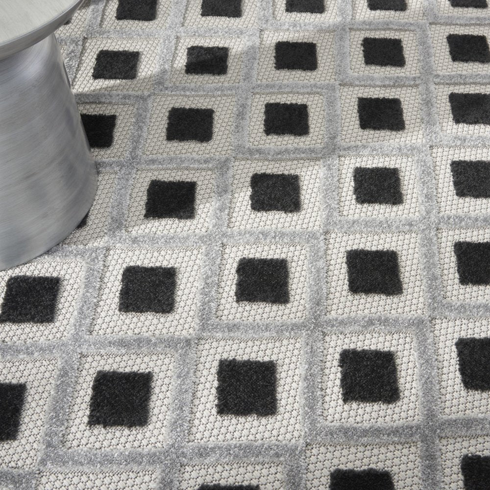 8' X 8' Black And White Round Indoor Outdoor Area Rug