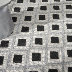 8' X 8' Black And White Round Indoor Outdoor Area Rug
