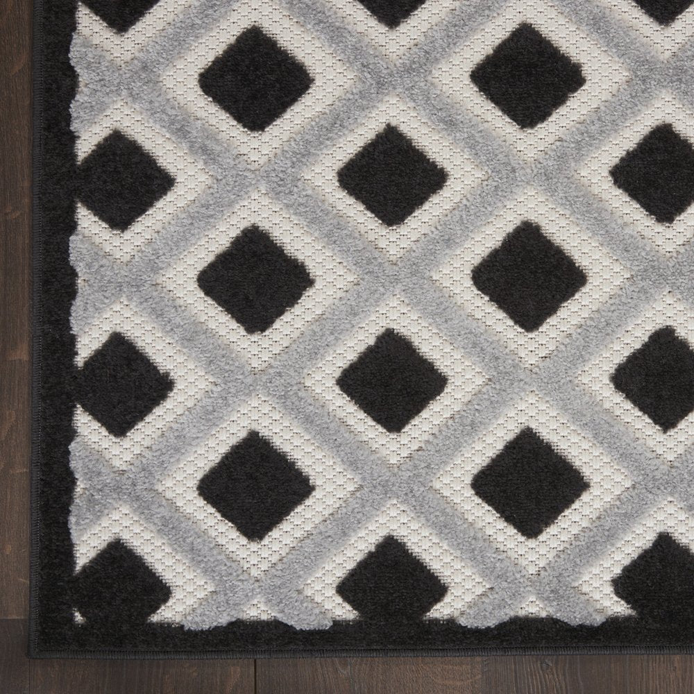 10' X 13' Black And White Indoor Outdoor Area Rug