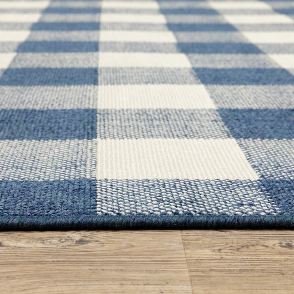 8' X 8' Blue and Ivory Round Geometric Stain Resistant Indoor Outdoor Area Rug