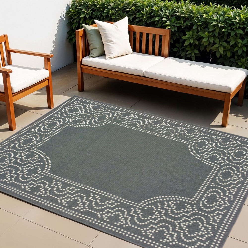 4' X 6' Gray and Ivory Stain Resistant Indoor Outdoor Area Rug