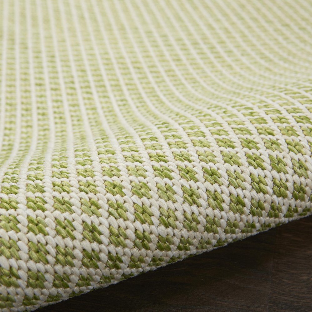 8' X 10' Green And Ivory Indoor Outdoor Area Rug