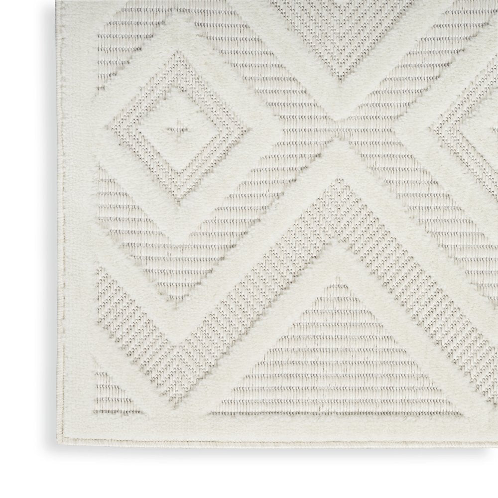 7' X 10' Ivory And White Indoor Outdoor Area Rug