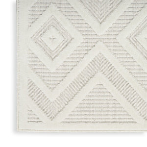7' X 10' Ivory And White Indoor Outdoor Area Rug