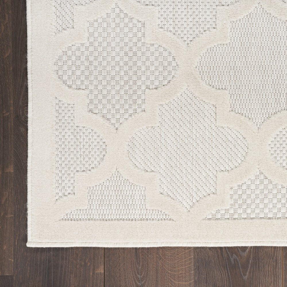 7' X 10' Ivory And White Indoor Outdoor Area Rug