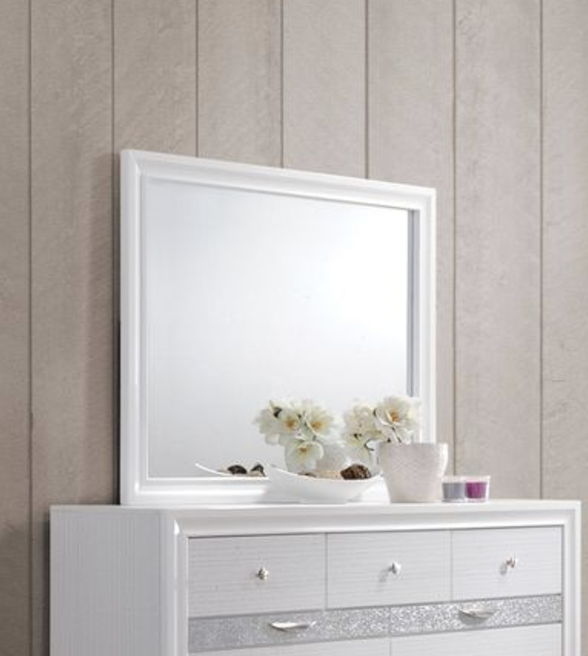 Naima - Minimalist Design Mirror by Couch.com