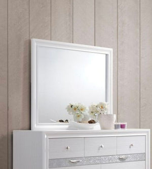 Naima - Minimalist Design Mirror by Couch.com